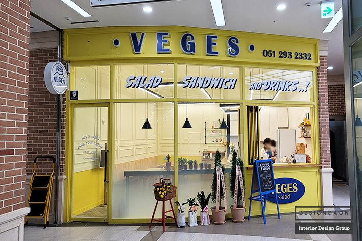 폴딩도어가 설치된 테이크아웃 카페의 개방형 구조