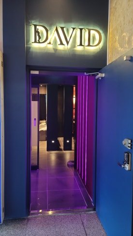 부산 바 인테리어 바닥 강화유리와 조명 구조