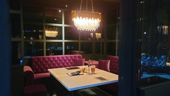 라운드 부스가 배치된 이벤트바 내부 모습