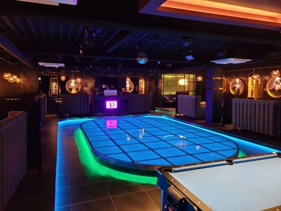 시공 중인 부스 구조물 설치 과정