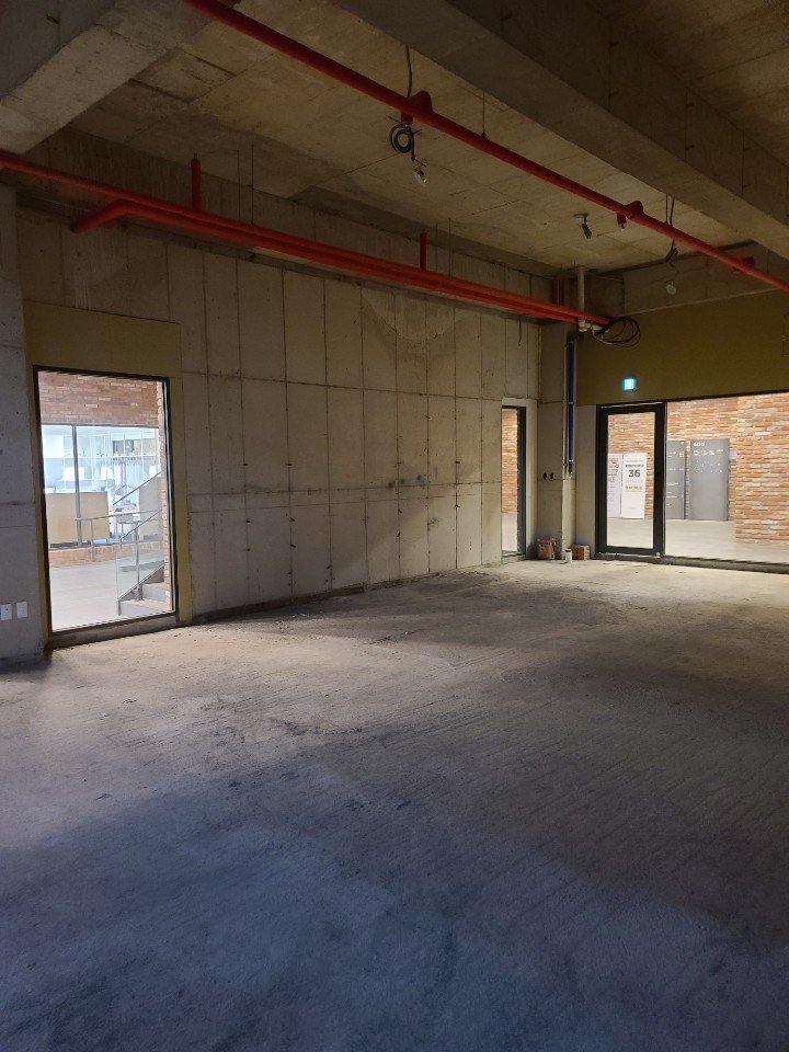 인포 카운터 및 로고 배치 영역