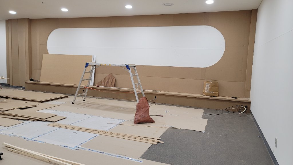 도장 작업으로 입체감을 살린 반대편 벽