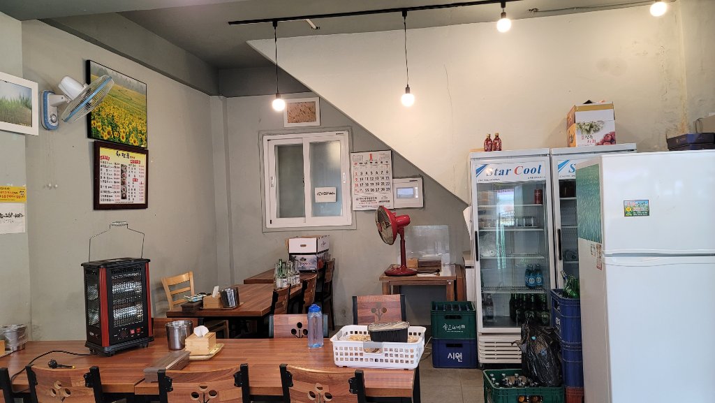 통유리 입구 설계로 확보된 개방감