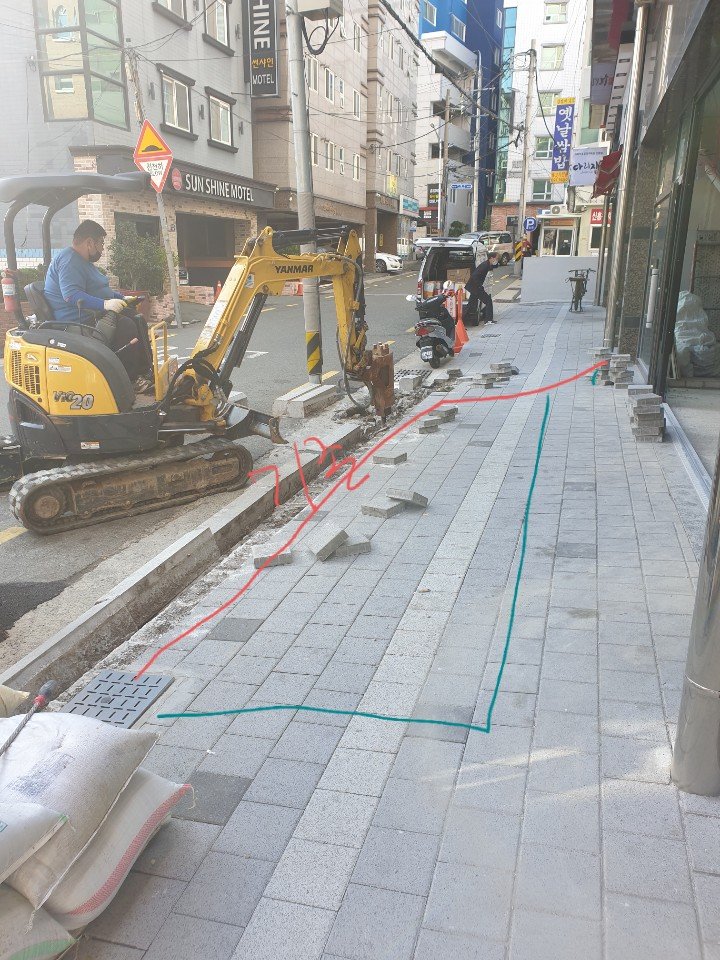 바닥 방수 처리 완료된 매장 내부