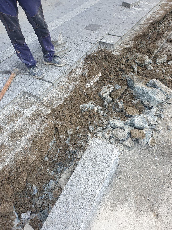 폴딩도어로 개방된 매장 인테리어