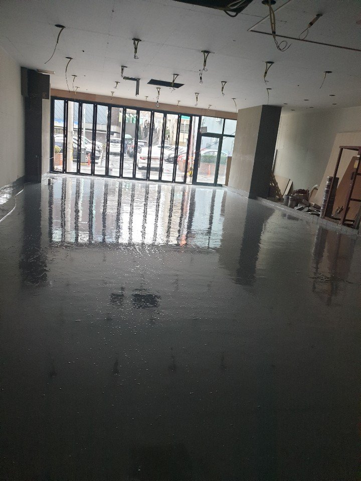 수납장이 배치된 매장 작업 영역