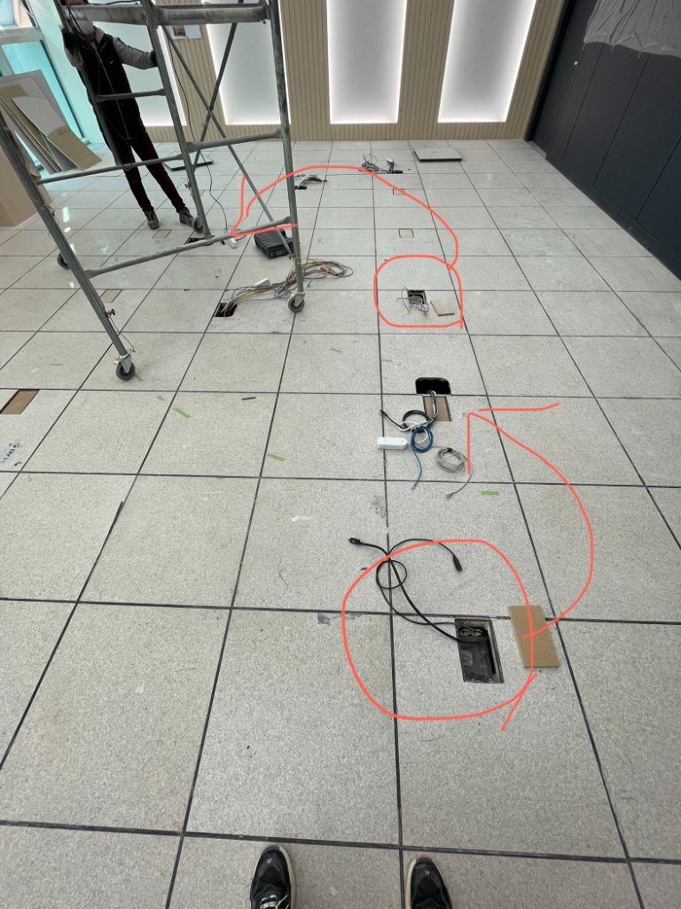 부산 관리사무실 인테리어 전 상태로 직선형 책상 배치 모습