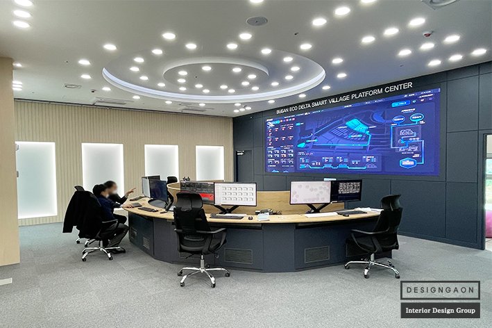 설계 단계의 3D 시뮬레이션 이미지로 라운드 책상 배치와 천정 계획안