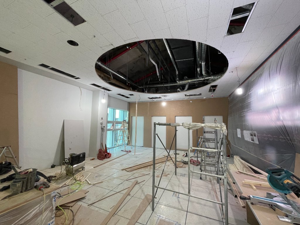 완성 후 직원들이 업무 중인 관리사무실 내부 모습