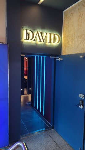 부산 이벤트바의 입구 조명 디자인으로 고객의 호기심을 자극하는 컬러풀한 인테리어