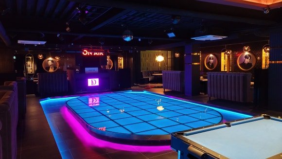 조명의 색온도 변화로 분위기가 달라지는 무대 공간