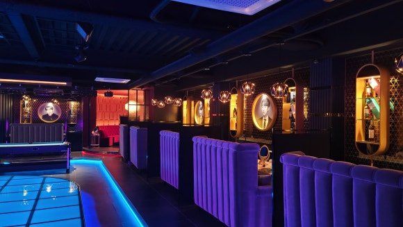 시공 과정에서 기초 틀을 만드는 모습과 곡선 디자인 작업