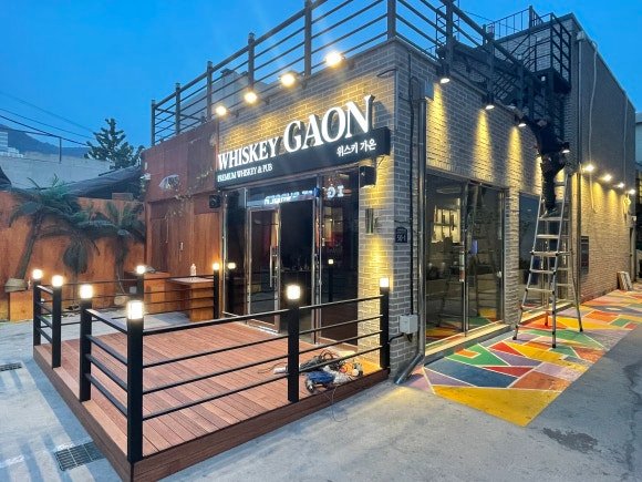 부산 서면 위스키바의 1층 입구, 자연스럽게 진입 가능한 구조