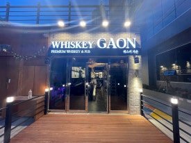 부산 서면 위스키바의 모던한 인테리어와 조명