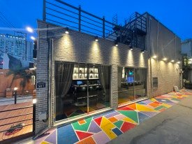 부산 서면 위스키바의 위스키 컬렉션 디스플레이