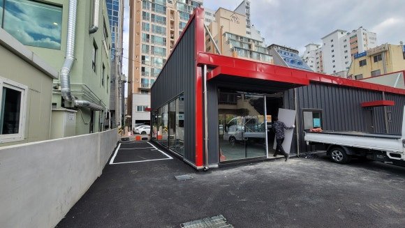 바른고기 복도의 우드톤 마감 및 브랜드 사인