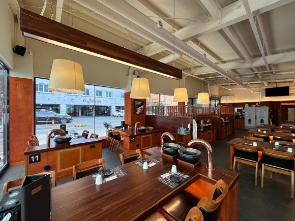 루프탑 공간의 방부목 담장과 조명 연출