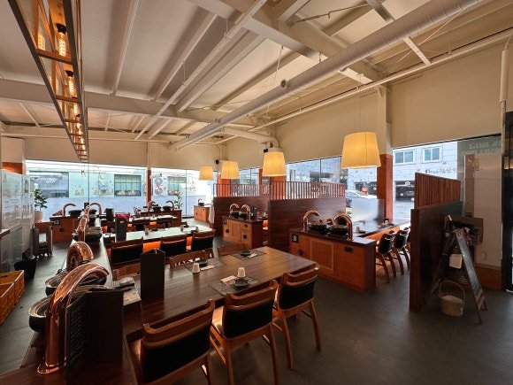 완성된 바른고기 내부 공간의 전체 뷰