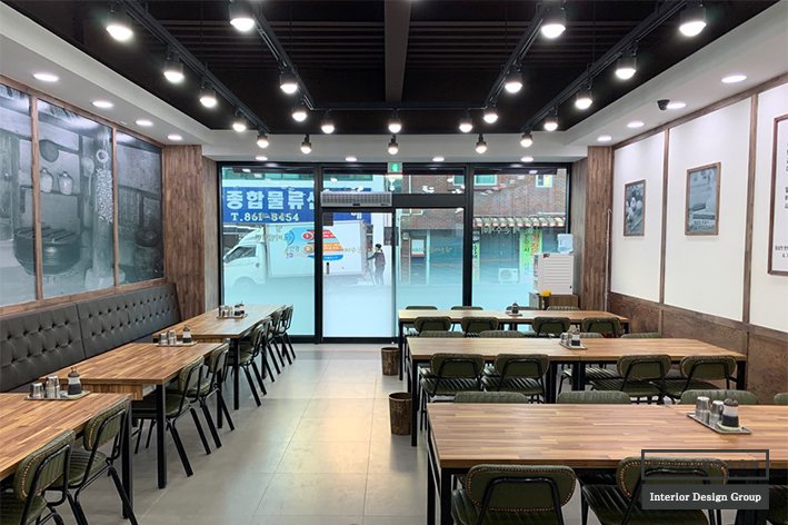 낙엽송 원목으로 통일한 부산 면요리 전문점 인테리어