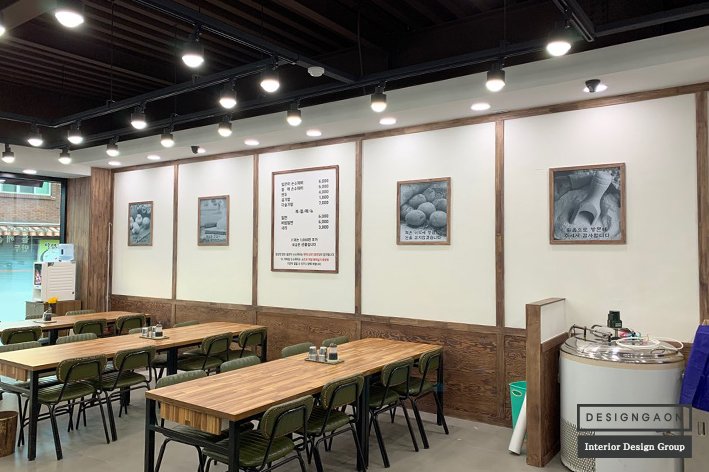 부산 감성을 담은 레트로 그래픽 포인트 월