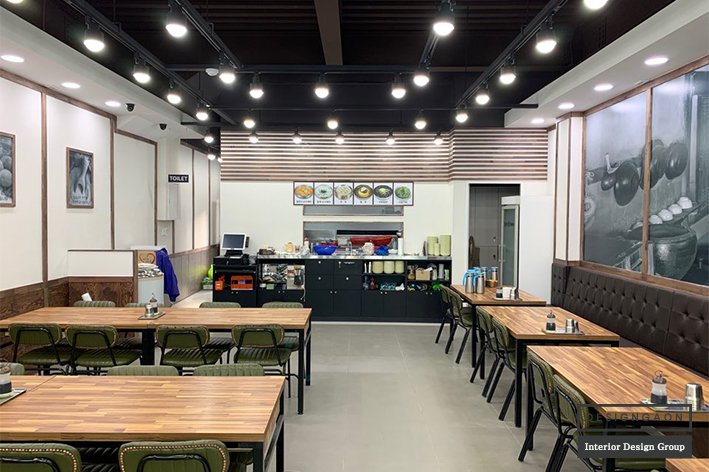 동선을 고려한 테이블 배치와 좁은 통로 연결