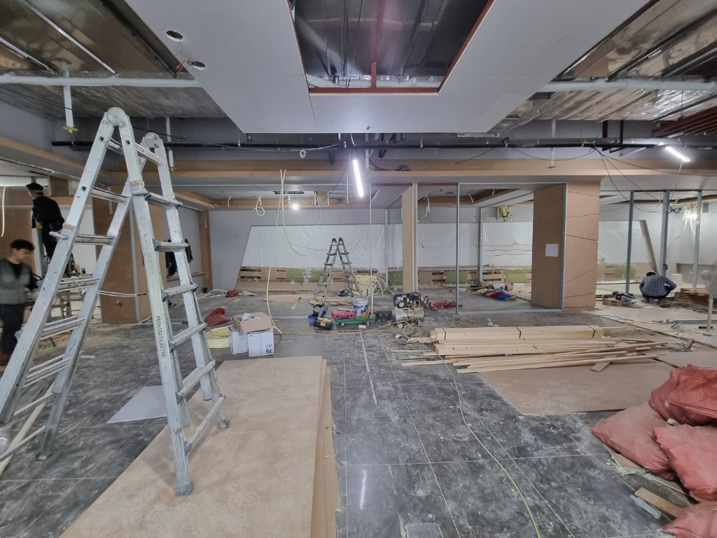 탕비실 겸 직원 휴게공간의 위스키바 스타일 인테리어