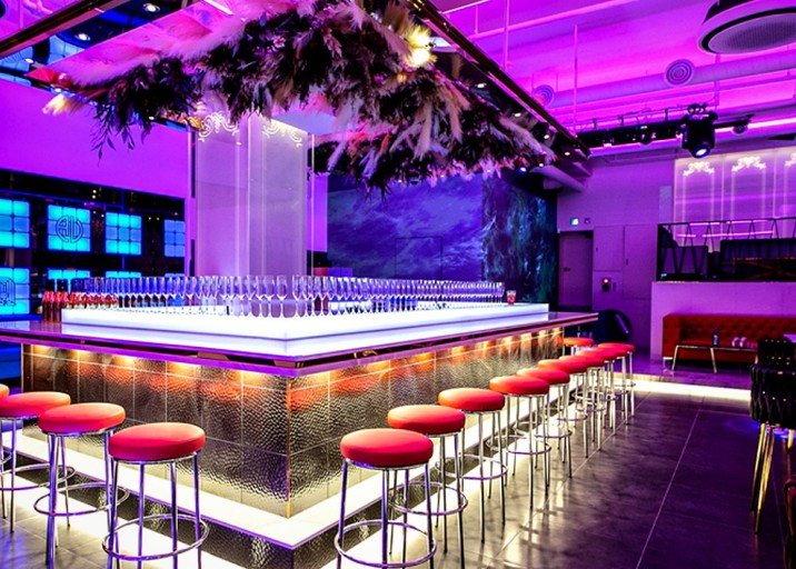 라운지바 중앙바의 금색 조명과 플렌테리어 연출