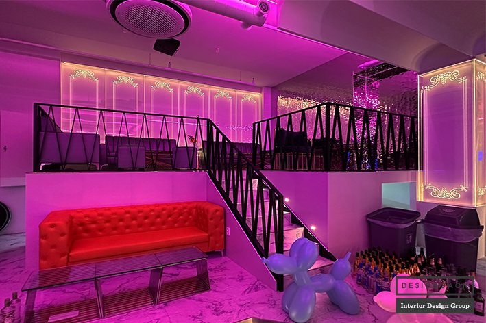 이중 구성의 바 카운터와 조명 연출