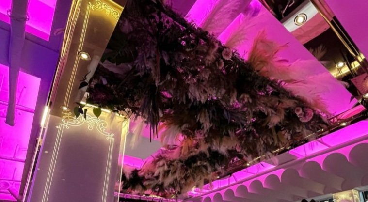 아크릴 소재와 LED 조명으로 표현한 트렌디한 감성