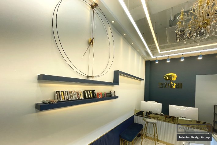 완성된 매장 인테리어의 세부 마감 요소