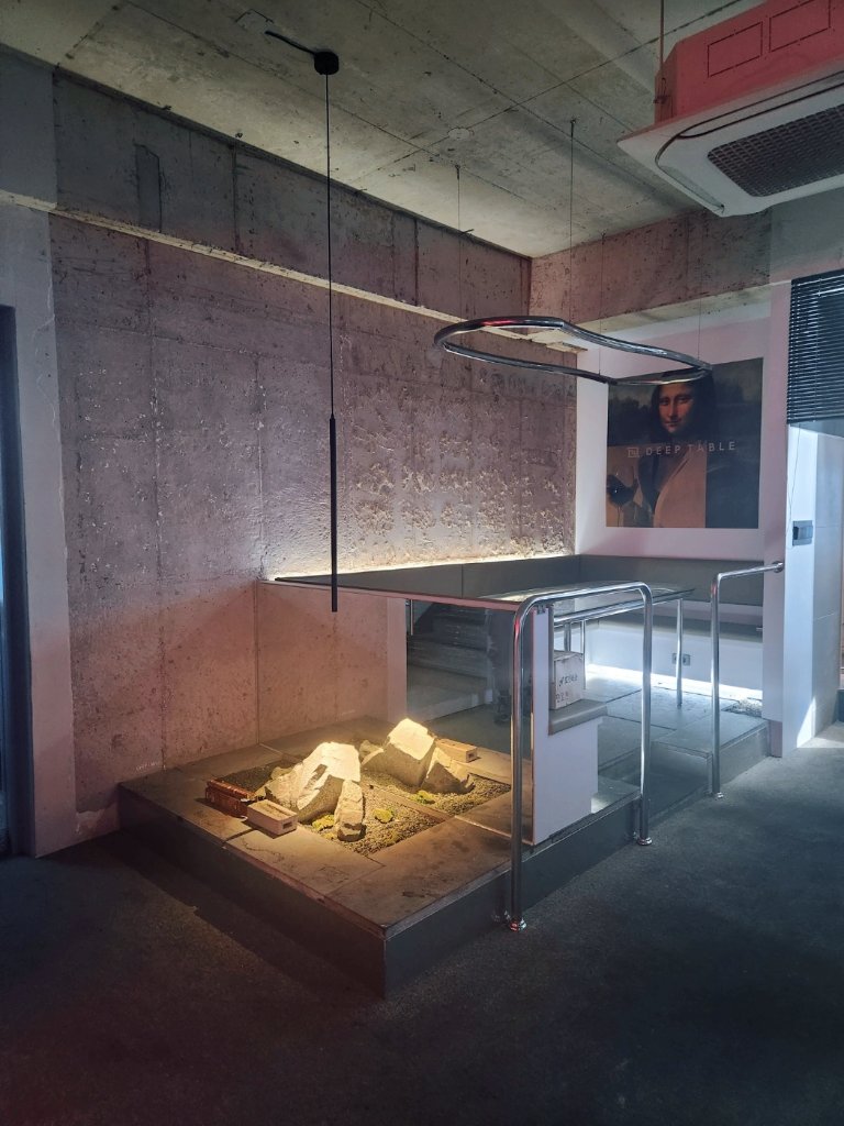 부산 서면 와인바 인테리어 전체 조망 - 레드 조명이 연출하는 감각적 분위기