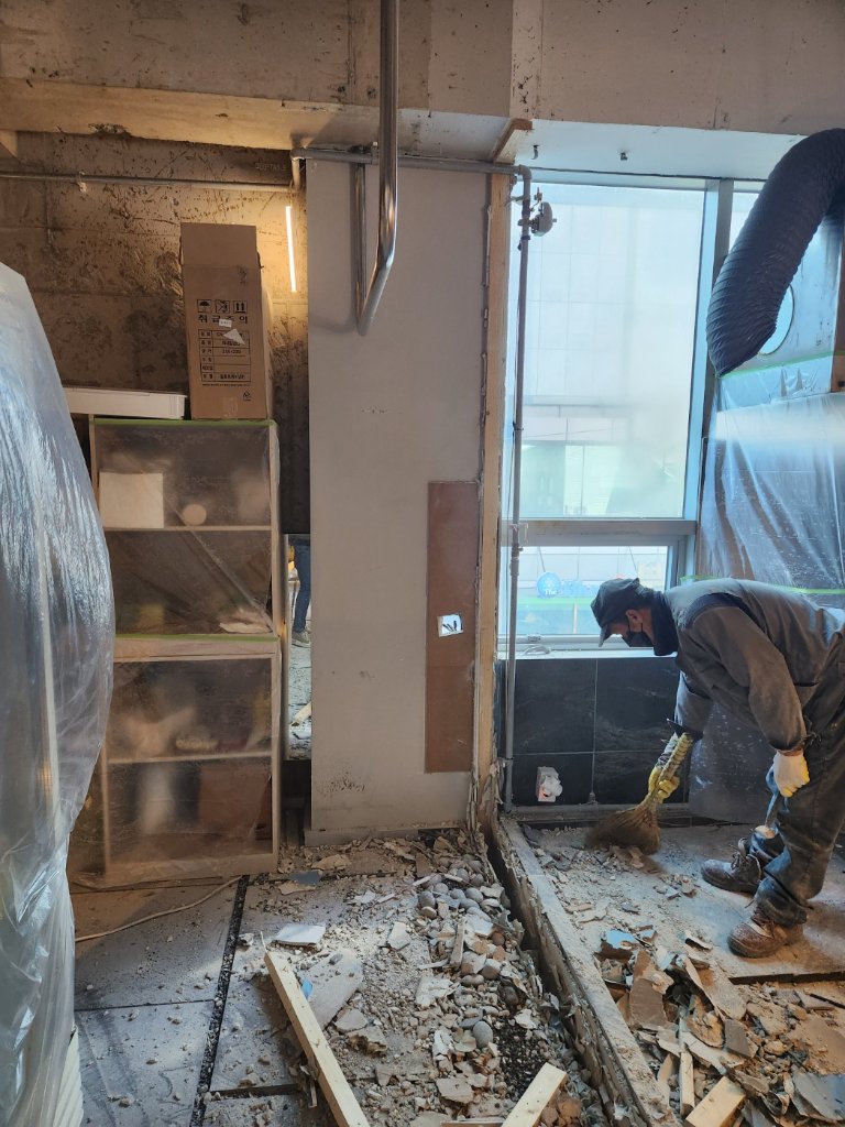 테이블 배치와 간접조명으로 연출한 프라이빗한 와인바 분위기