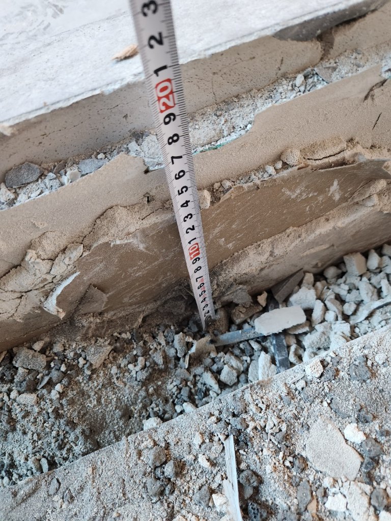 거울 벽과 통유리로 확장한 테라스 공간