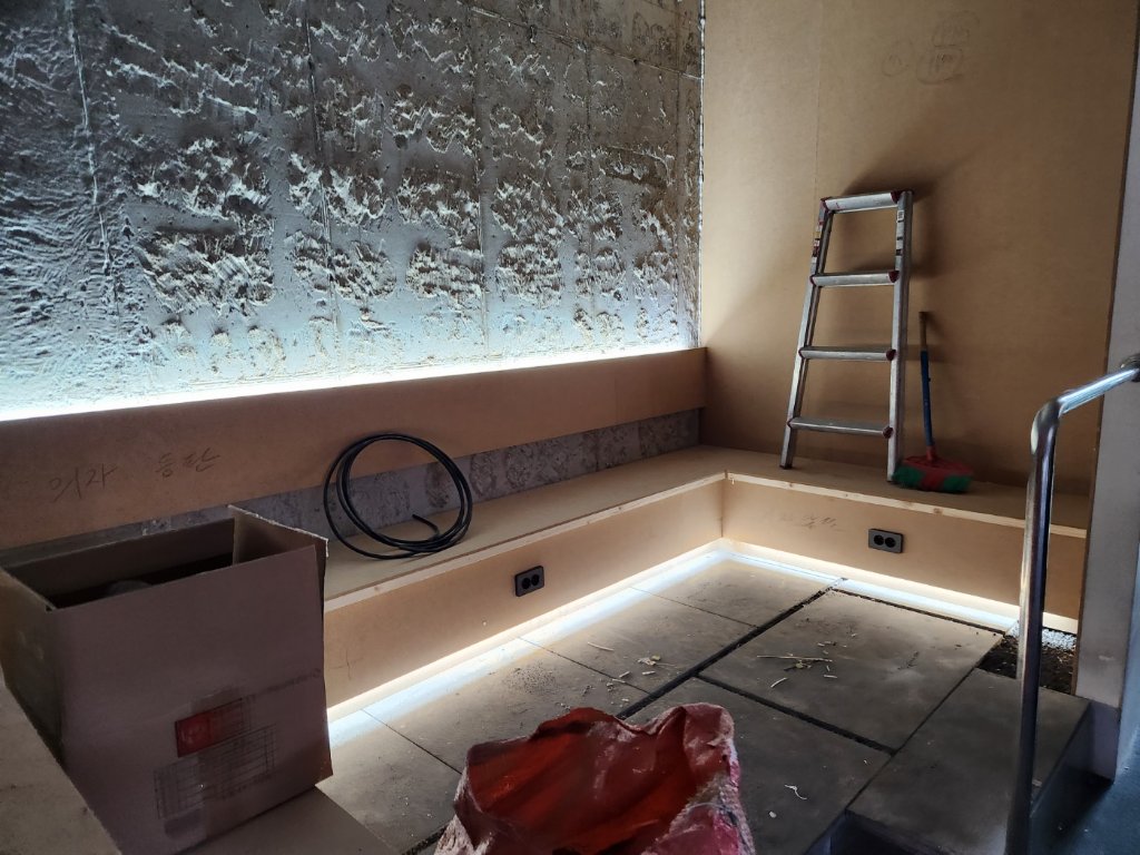 통일된 카펫타일과 레드 라인으로 연출한 공간 흐름