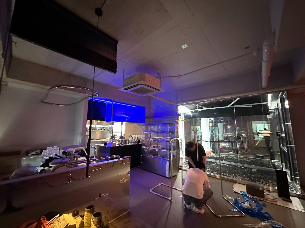 레드 조명으로 완성한 와인바의 감성적 분위기