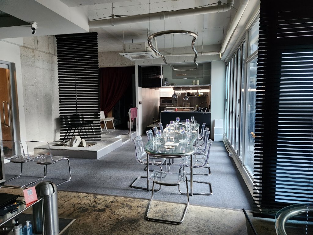 완성된 와인바 인테리어의 최종 모습 - 분위기로 완성한 공간