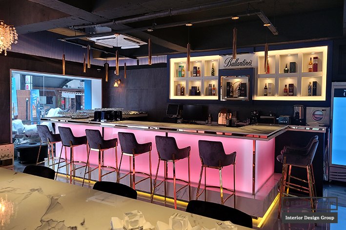 마블 에폭시 바닥과 다양한 좌석 배치