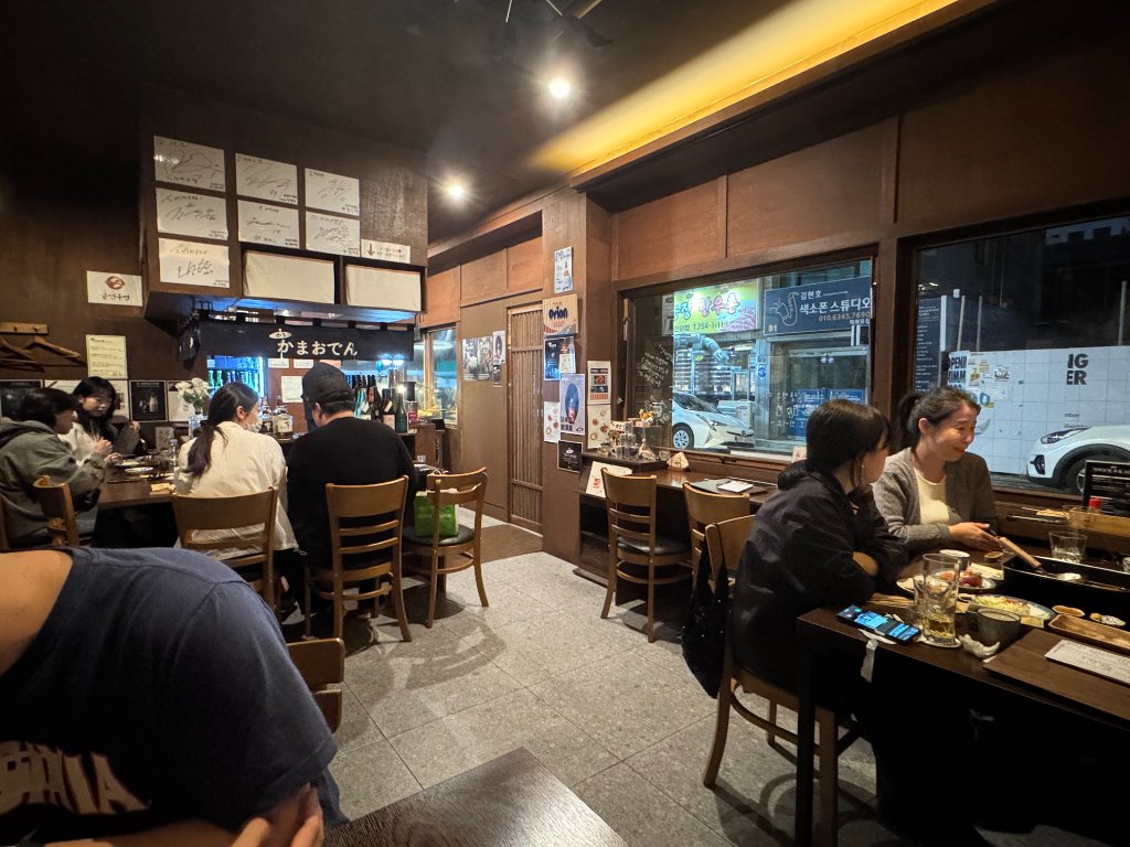 테이블에서 즐기는 카마오뎅 냄비와 다양한 오뎅 재료