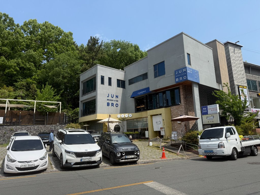 준브로의 모던한 실내 인테리어와 오픈 키친