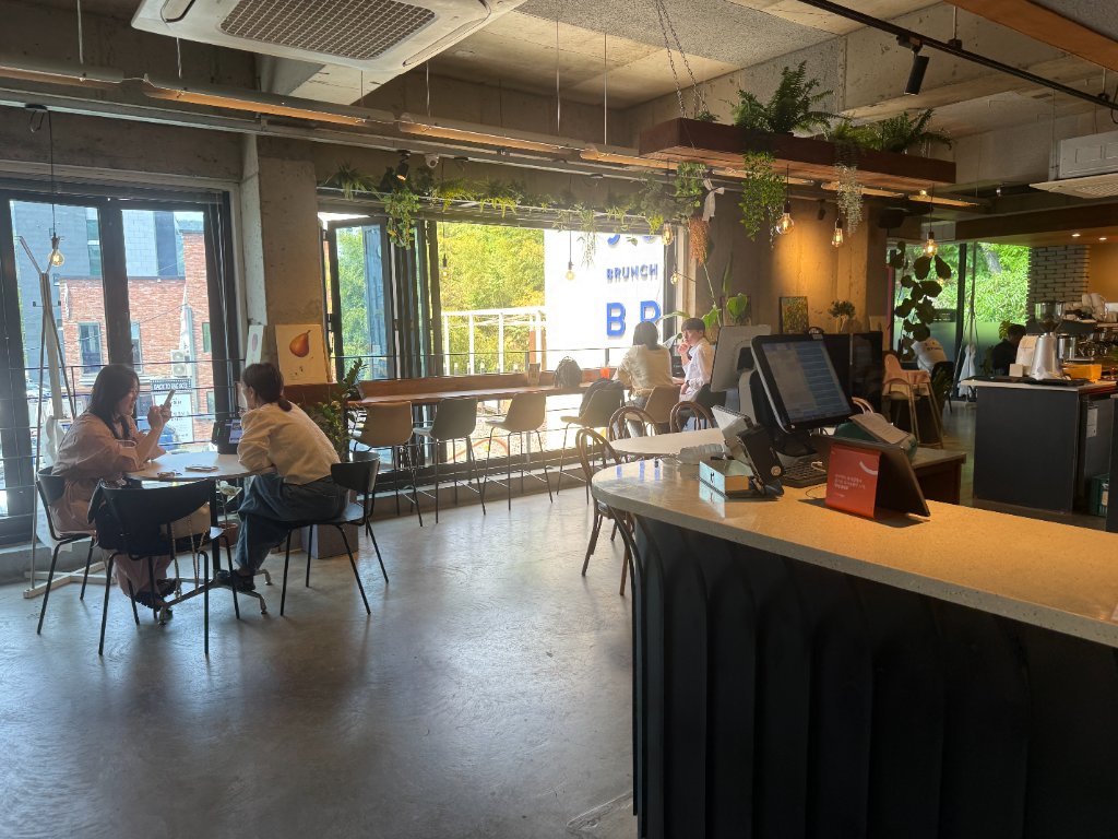 준브로 창가 좌석에서의 수성못 뷰