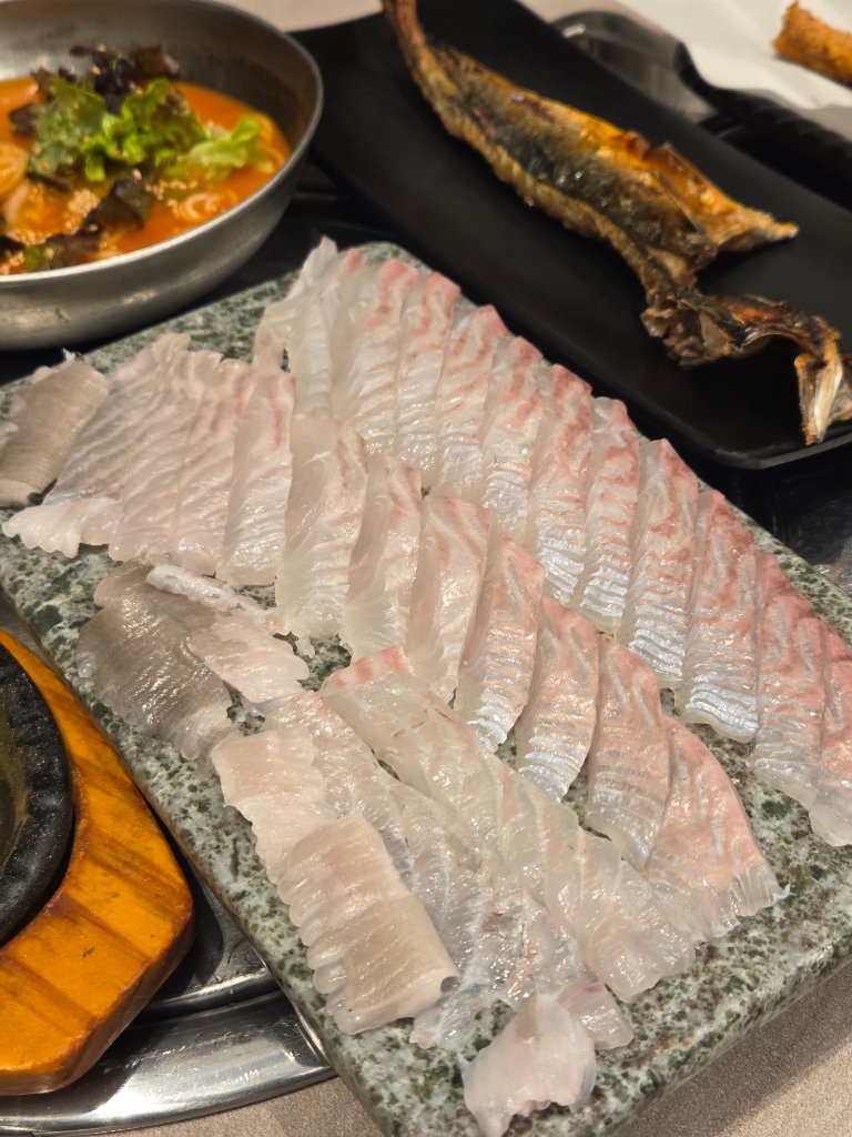 돌솥에 담겨 나온 날치알밥과 마무리 매운탕