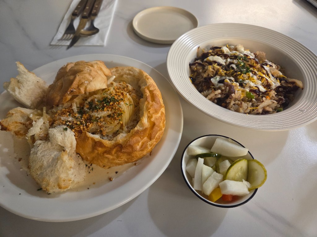 우삼겹필라프의 푸짐한 양과 모습