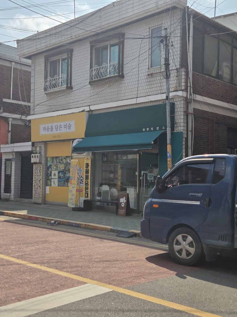 갓 구워진 따끈한 크루아상이 진열되는 순간