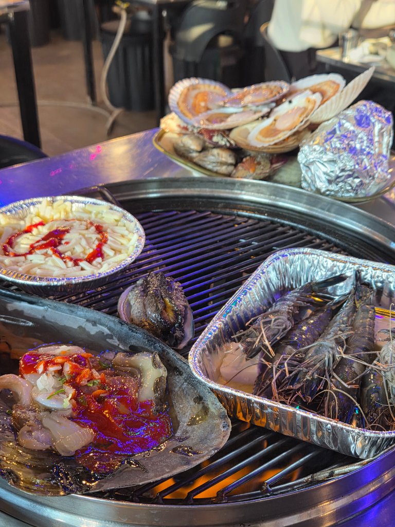 신선한 물회와 그릴 위의 조개들