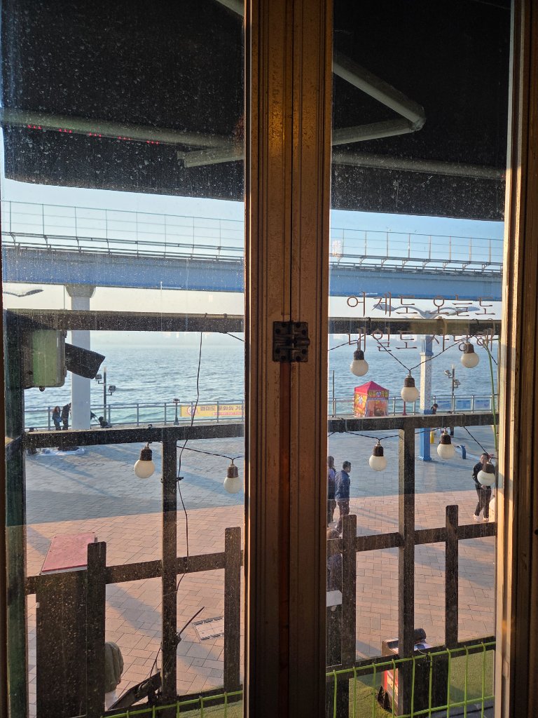 친절한 서빙과 함께 제공되는 조개구이 맛있게 먹는 법 안내