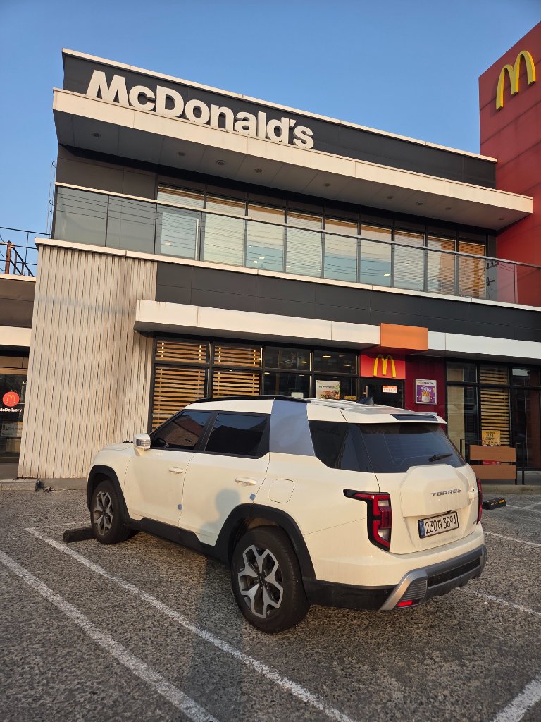 맥도날드 매장 내 고구마후라이 홍보 포스터