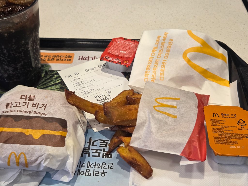 고구마후라이에 핫케잌 시럽 찍어 먹는 모습