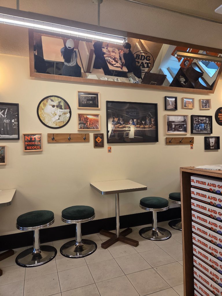 맛있게 준비된 다양한 샌드위치와 사이드 메뉴