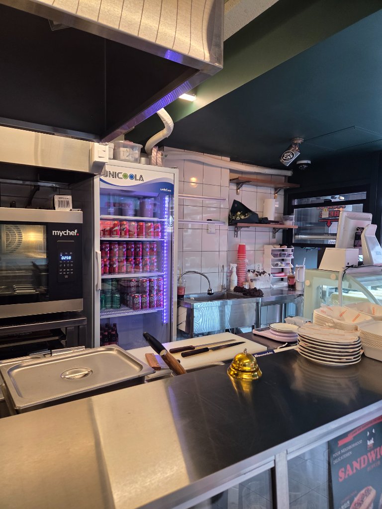 보데가캣의 브랜드 굿즈와 전체적인 가게 분위기