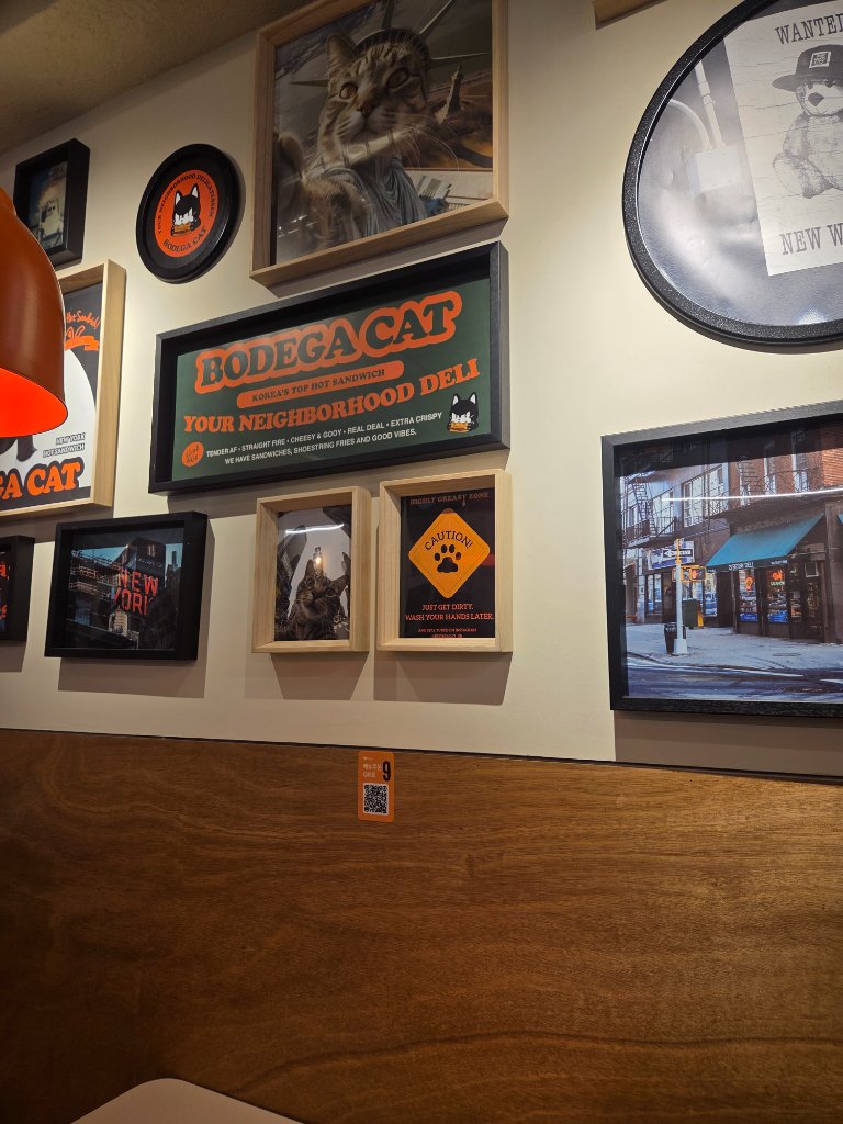 보데가캣의 전체 분위기와 고객들의 식사 모습